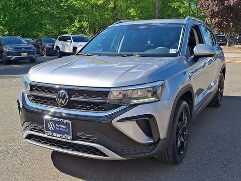 Certified 2023 Volkswagen Taos SE w/ Panoramic Sunroof Package AWD/4WD image 4