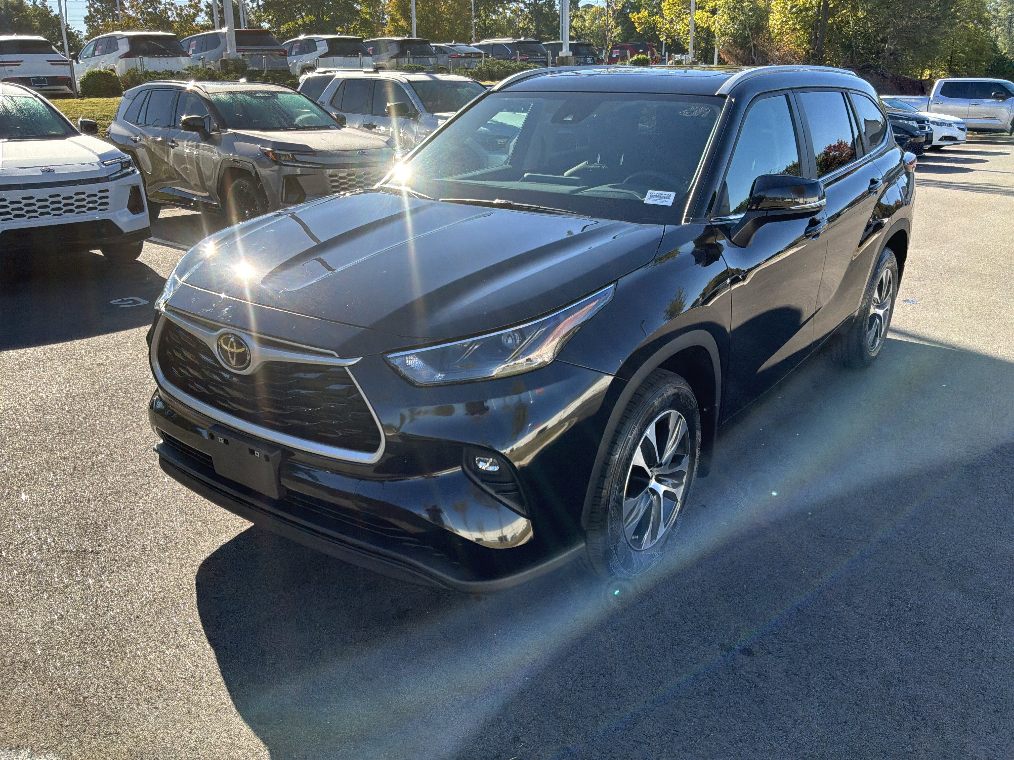 Used 2024 Toyota Highlander XLE AWD/4WD image 5