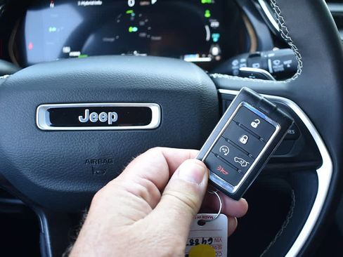 Used 2023 Jeep Grand Cherokee 4WD 4xe image 10