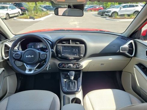 Used 2025 Kia Soul LX w/ LX Technology Package FWD image 24