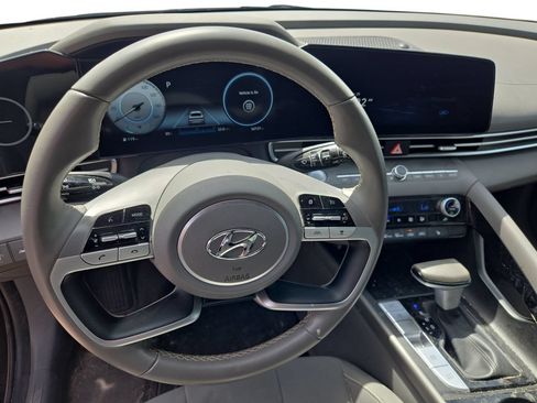 Used 2023 Hyundai Elantra SEL w/ Convenience Package FWD image 9