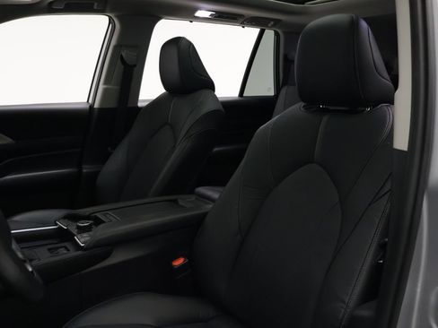 Certified 2024 Toyota Grand Highlander AWD image 12