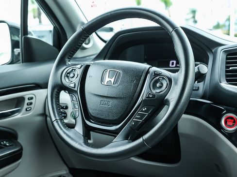 Certified 2017 Honda Pilot Touring image 19