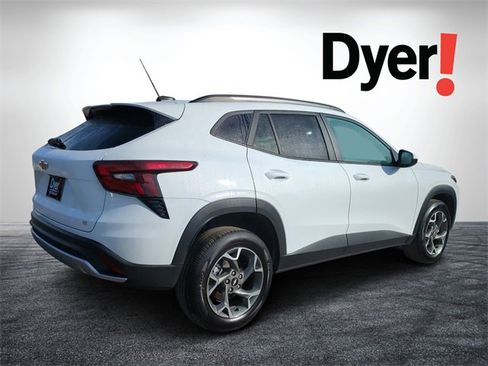 Certified 2025 Chevrolet Trax LT image 3