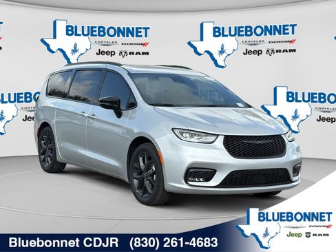 New 2026 Chrysler Pacifica Limited w/ S Appearance Package FWD image 3