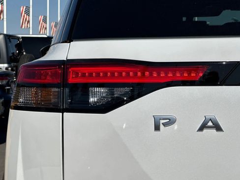 New 2025 Nissan Pathfinder SL image 17