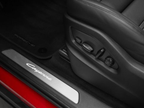 Certified 2025 Porsche Cayenne E-Hybrid image 29