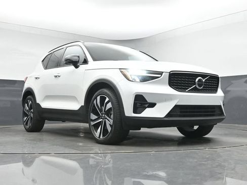 Used 2023 Volvo XC40 B5 Plus AWD/4WD image 11
