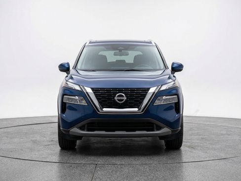 Used 2025 Nissan Rogue SV image 2