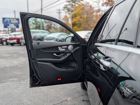 Used 2018 Mercedes-Benz GLC 300 4MATIC image 32