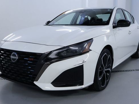 Used 2024 Nissan Altima 2.5 SR image 3