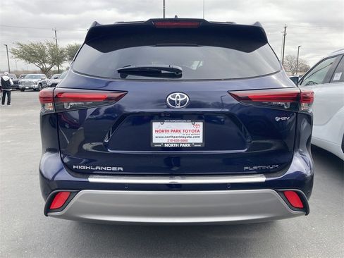 New 2026 Toyota Highlander Platinum image 4