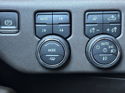 Used 2022 Chevrolet Silverado 1500 LTZ AWD/4WD image 30