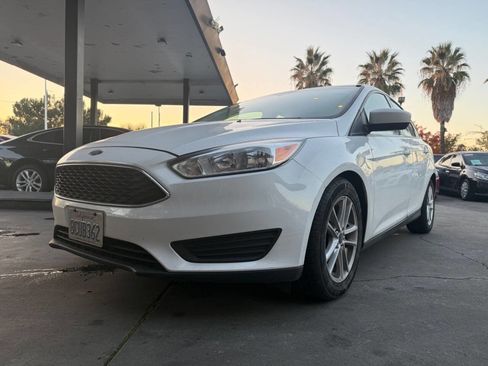 Used 2018 Ford Focus SE image 2