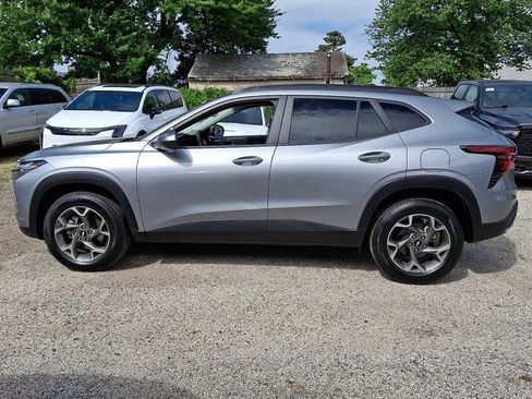 Used 2025 Chevrolet Trax LT FWD image 2