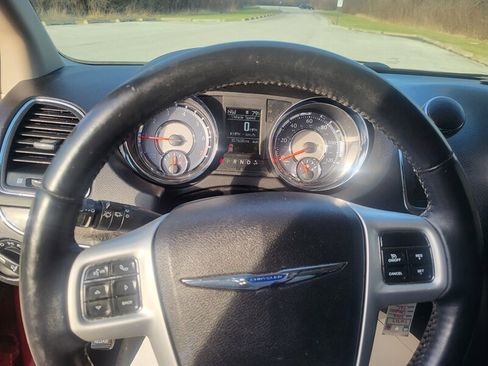 Used 2014 Chrysler Town & Country Touring image 10