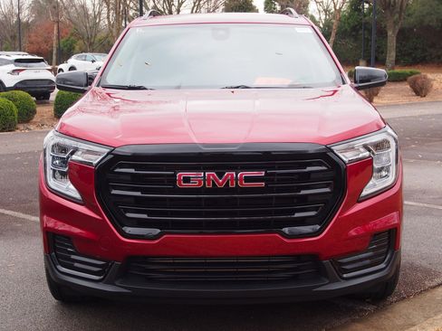 Used 2023 GMC Terrain SLE w/ Driver Convenience Package image 2