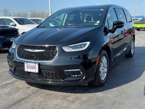 Used 2024 Chrysler Pacifica Touring-L image 8