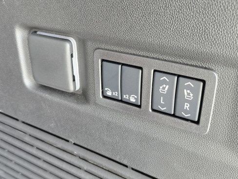 Used 2025 Chevrolet Tahoe High Country image 36