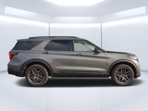 Used 2025 Ford Explorer ST-Line w/ ST-Line Street Pack AWD/4WD image 2