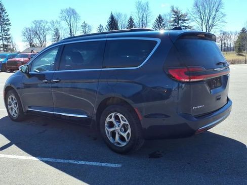 Used 2023 Chrysler Pacifica Limited w/ Uconnect Theater Family Group image 4