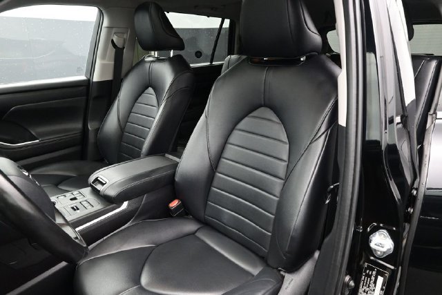 Used 2023 Toyota Highlander XLE AWD/4WD image 11