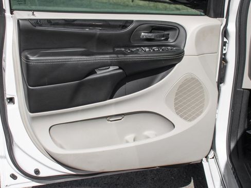 Used 2020 Dodge Grand Caravan SXT image 16