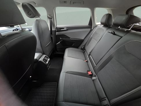 Used 2023 Volkswagen Taos SE w/ Panoramic Sunroof Package FWD image 7