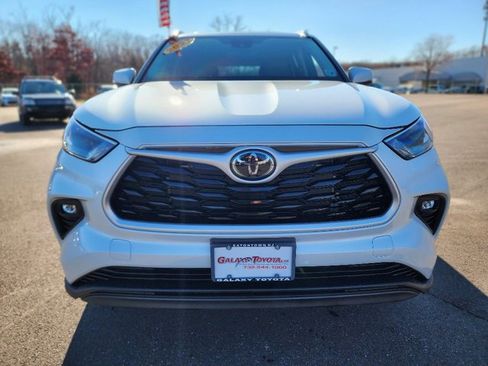 Used 2023 Toyota Highlander XLE image 2