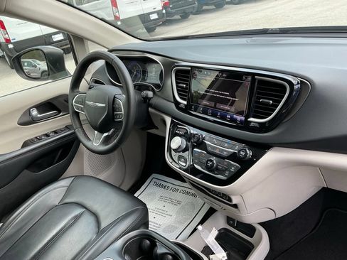 Used 2023 Chrysler Pacifica Touring-L FWD image 21