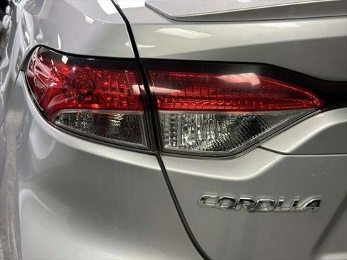 Used 2020 Toyota Corolla SE w/ SE Premium Package FWD image 5