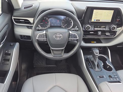Used 2023 Toyota Highlander XLE FWD image 17