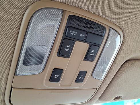 Used 2016 Kia Sedona LX w/ Option Group 020 FWD image 16