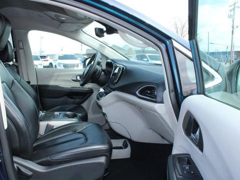 Used 2023 Chrysler Pacifica Touring-L image 11