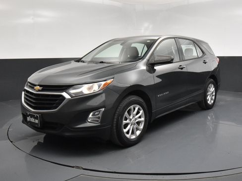 Used 2019 Chevrolet Equinox LS image 2