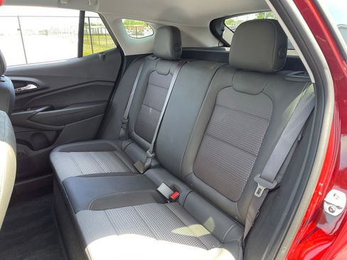 Used 2025 Chevrolet Trax LT FWD image 35