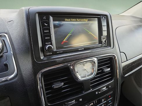 Used 2015 Chrysler Town & Country Touring image 17
