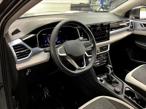 New 2026 Volkswagen Taos SE image 8
