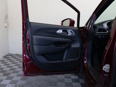 Used 2021 Chrysler Pacifica Limited w/ Uconnect Theater Family Group FWD image 16