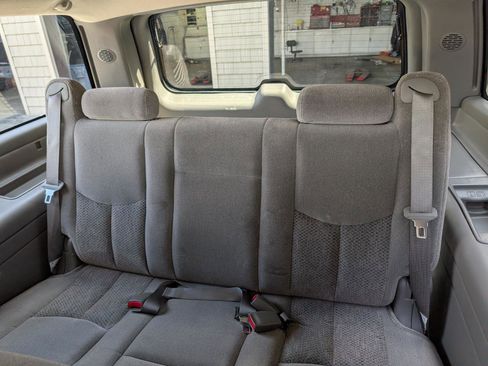 Used 2004 Chevrolet Suburban LS image 19