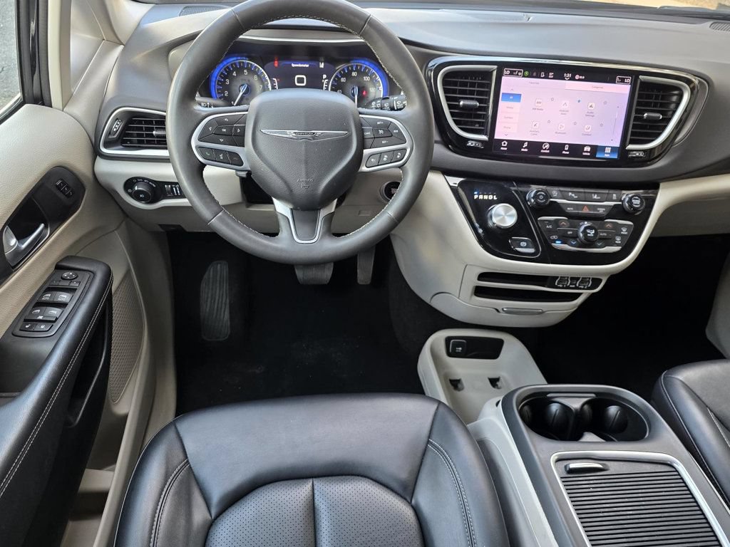 Used 2024 Chrysler Pacifica Touring-L FWD image 10