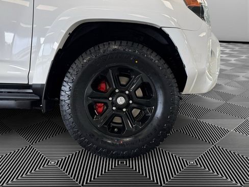 Used 2019 Toyota 4Runner SR5 AWD/4WD image 10