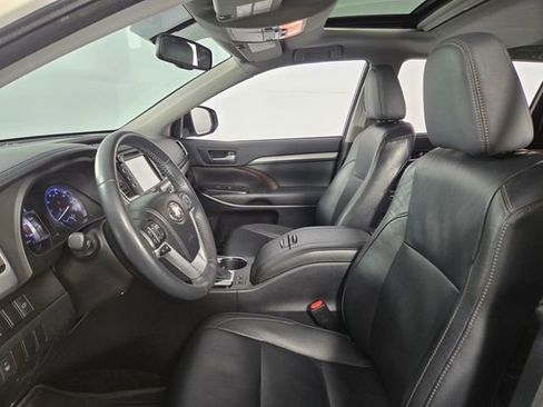 Used 2023 Toyota Highlander LE image 14