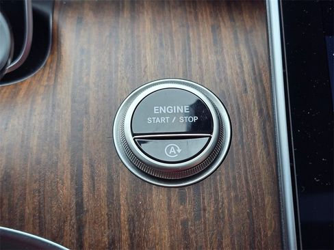 Used 2025 Mercedes-Benz C 300 4MATIC Sedan image 34