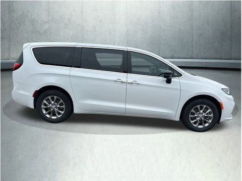 New 2026 Chrysler Pacifica Select image 6