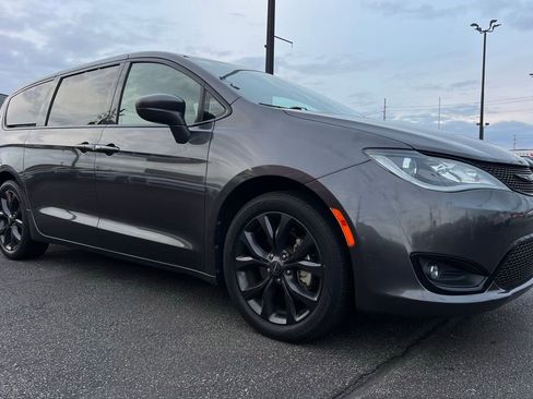 Used 2018 Chrysler Pacifica Touring Plus w/ S Appearance Package image 10