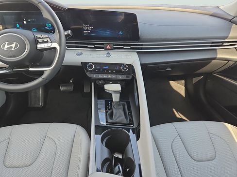Certified 2025 Hyundai Elantra Limited FWD image 11