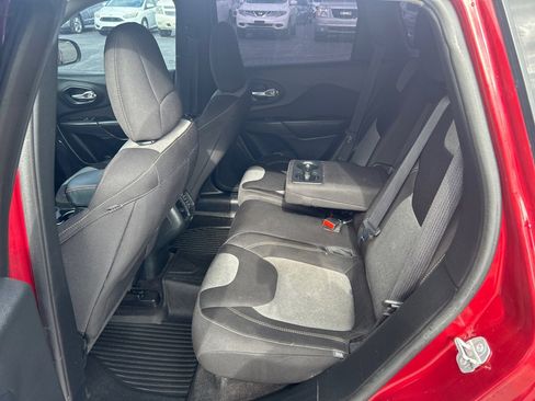 Used 2016 Jeep Cherokee Sport image 10