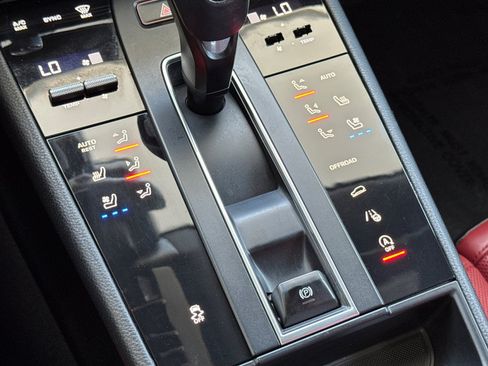 Certified 2023 Porsche Macan AWD/4WD image 21