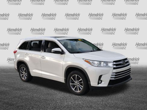 Used 2018 Toyota Highlander XLE FWD image 2